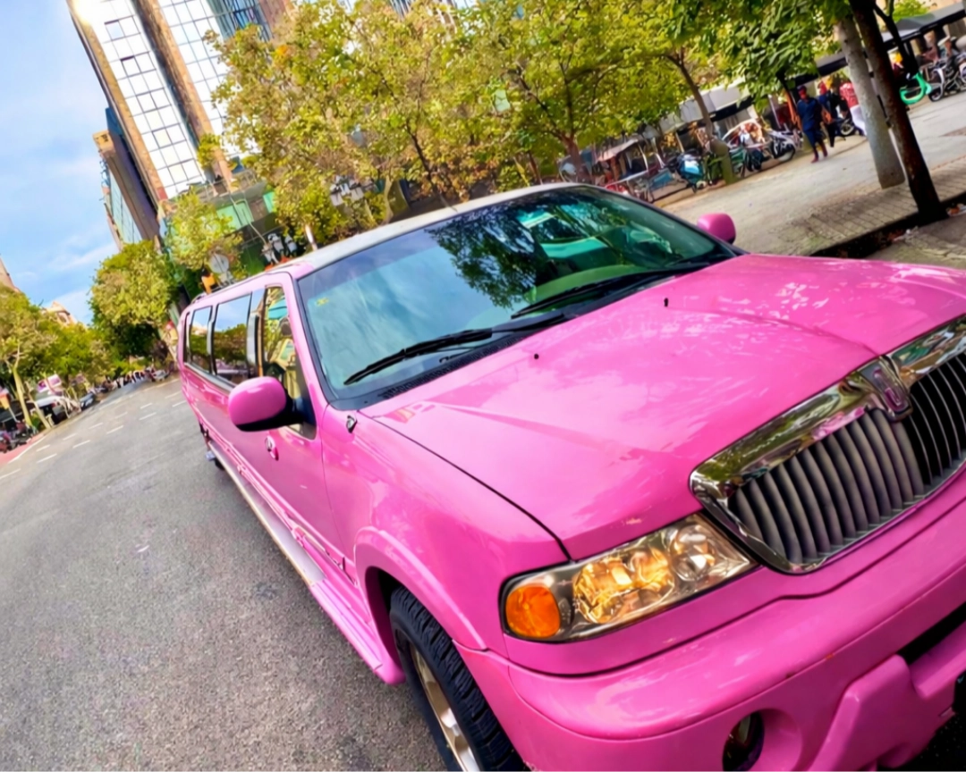 Limusina Hummer rosa La Barbie Navigator recorriendo las calles de Barcelona, modelo de lujo único con sofá cama y capacidad para 12 personas.